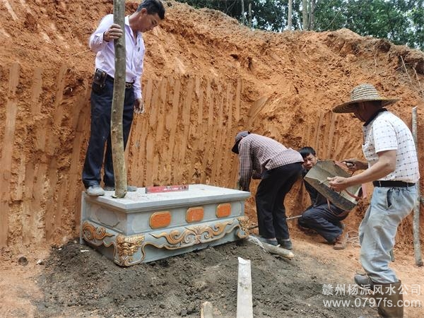 防城港市陈荣昌广东陆丰点虎形王字穴